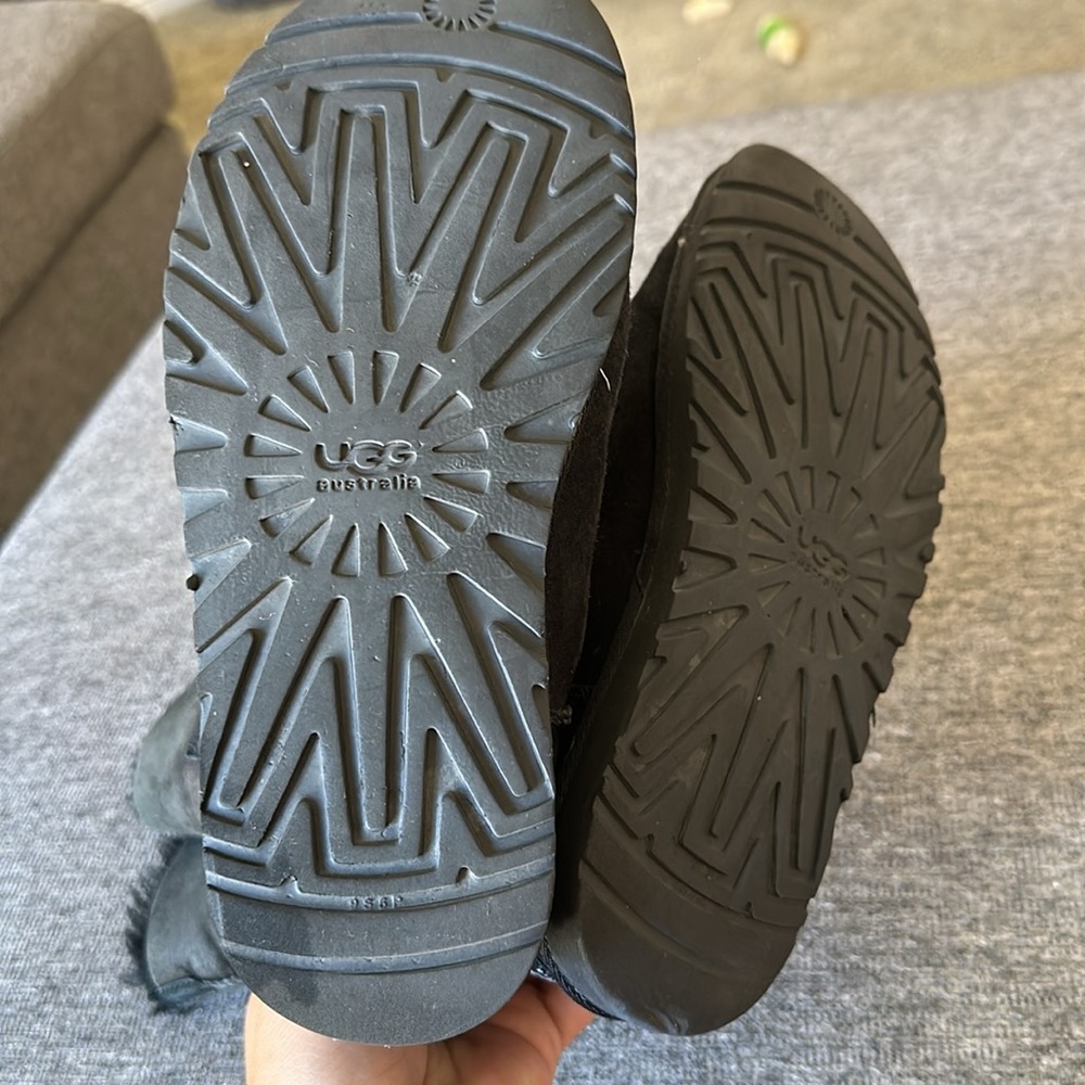 UGGS - Picture 4 of 4